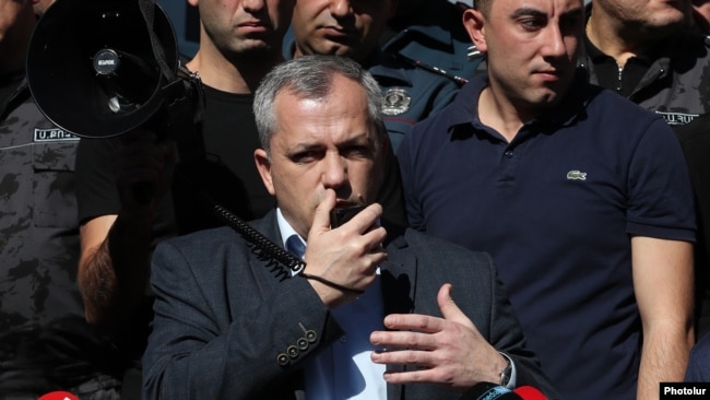 Armenia - Samvel Shahramanian addresses protesters outside the Karabakh mission in Yerevan, October 20, 2023.