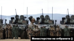 Бронирани машини на армията на Италия, която е водещата страна в бойната група на НАТО в България.