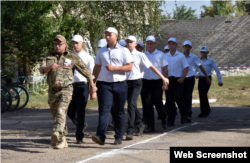 Старшеклассники маршируют на открытии «кадетского корпуса» в Старобельске, 1 сентября 2023 года. Фото с пророссийского телеграм-канала