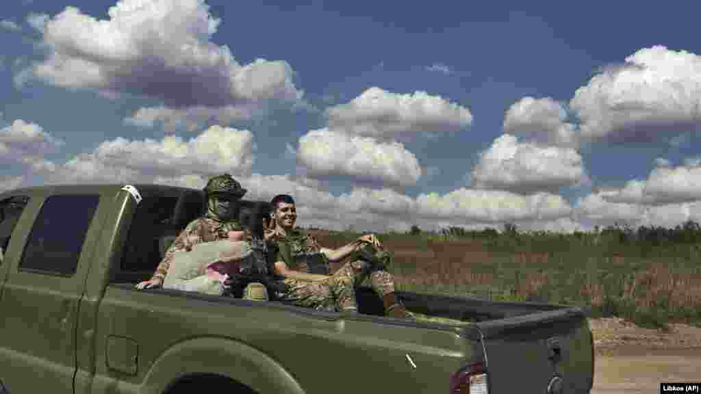 Украинские военнослужащие едут в пикапе возле Бахмута, 3 сентября. Институт изучения войны сообщил 3 сентября, что недавние кадры с геолокацией показывают, что украинские войска вошли в село Клещеевка, что примерно в семи километрах к югу от Бахмута