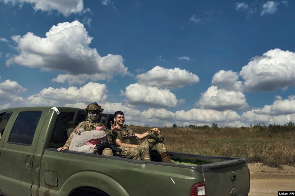 Украински войници в пикап в близост до Бахмут. Снимката е от 3 септември. На 3 септември Институтът за изследване на войната обяви, че според геолокацията на кадри украински войски са навлезли в село Клишчиевка. То се намира на около 7 километра южно от Бахмут.