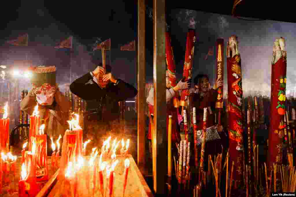 Hodočasnici se mole u hramu prvog dana Lunarne godine u Hong Kongu, Kina, 10. februar 2024.