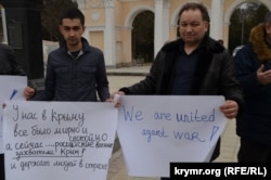 Ескендер Барієв (праворуч) та інші кримські активісти, акція 2 березня 2014 року в Сімферополі біля пам'ятника Тарасу Шевченку. Фото: Володимир Притула