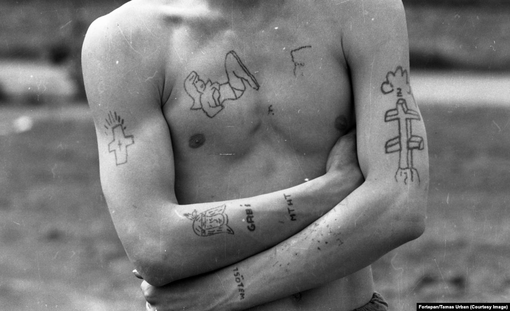 Татуиран младеж от центъра за задържане на непълнолетни в Асод през 1975 г.