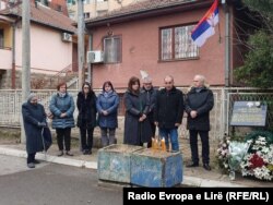 Ish-bashkëpunëtorja e ngushtë e Oliver Ivanoviqit, Ksenija Bozhoviq, ndez qirinj në vendin ku u vra politikani serb, Ivanoviq, gjashtë vjet më parë.