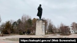 Памятник Ленину в поселке Нижнегорское, февраль 2021 года