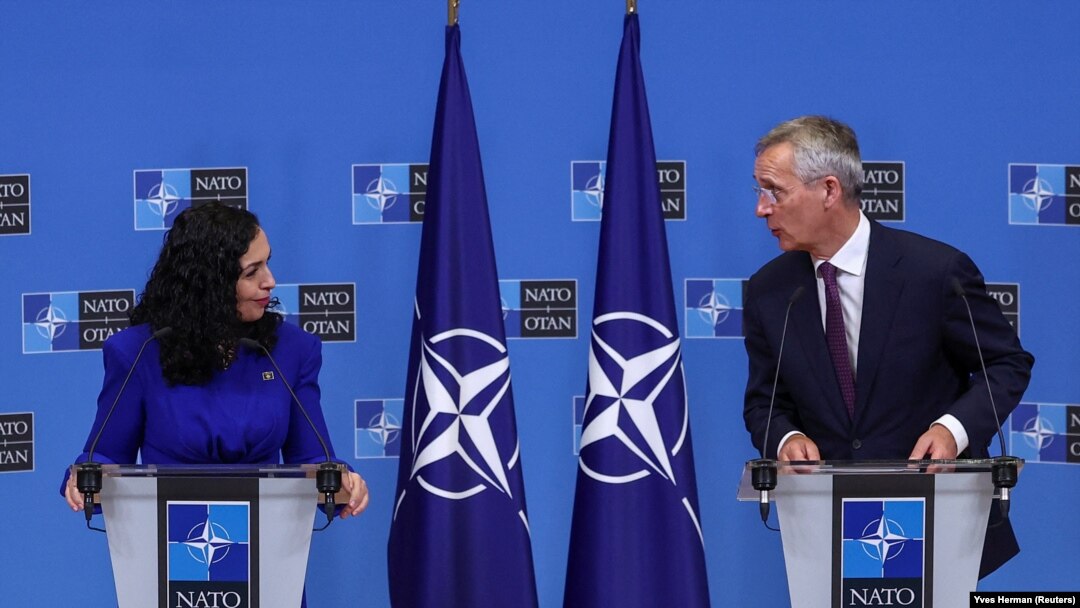 Генералниот секретар на НАТО Јенс Столтенберг и косовската претседателка Вјоса Османи-Садриу одржаа прес-конференција во Брисел, Белгија на 7 септември.