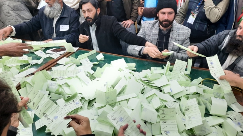 نتایج ابتدایی انتخابات پاکستان نشان داده که نامزدان مستقل طرفدار عمران خان پیشتاز اند