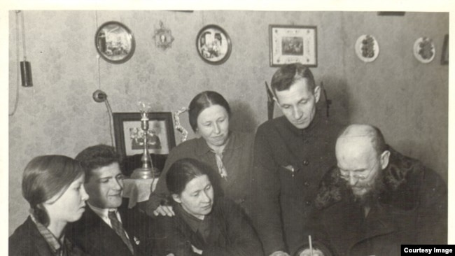 Счетчик И. Сергеев в квартире семьи Защеринских, Ленинград, январь 1937