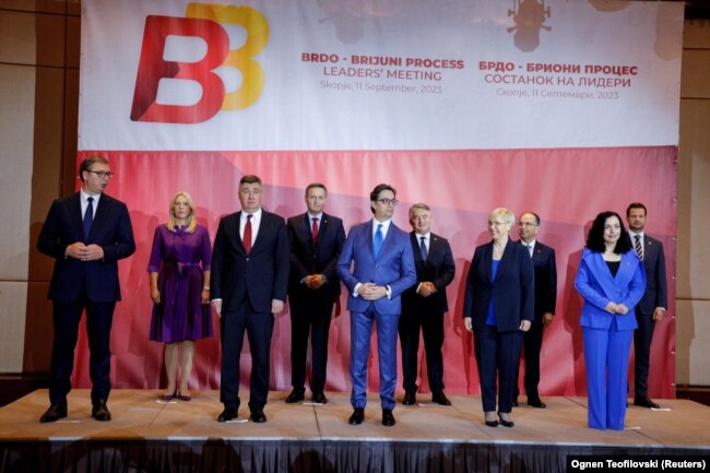Fotografi e përbashkët e pjesëmarrësve gjatë Procesit të Bërdo-Brionit, në Shkup, më 11 shtator 2023.