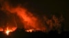 Zjarri dhe tymi ngrihen lart pas sulmeve ajrore izraelite në Rripin e Gazës, 5 nëntor 2023.