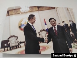Szijjártó Péter Thonglun Sziszulith laoszi elnökkel egy, a KKM épületébe kihelyezett fotón