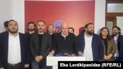 Георгий Киртадзе (в центре) признал, что им не удалось наладить отношения с новым руководством партии