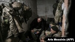 Українські військові відпочивають між боями неподалік Бахмуту, 22 березня 2023 року