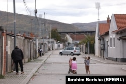 Disa fëmijë nëpër rrugët e një lagjeje rome në Mitrovicë të Jugut. (Burimi: Radio Evropa e Lirë)