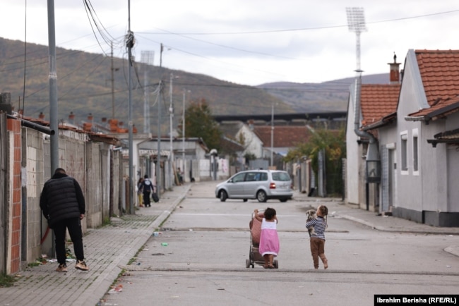 Disa fëmijë nëpër rrugët e një lagjeje rome në Mitrovicë të Jugut. (Burimi: Radio Evropa e Lirë)