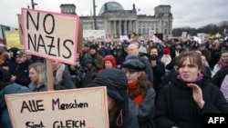 Protest u Berlinu protiv ekstremnodesničarske politike s natpisima "Ne nacistima" i "Svi ljudi su jednaki", 3. februar 2024.