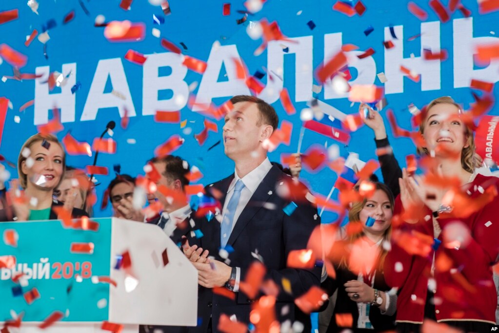 La coppia festeggia quando viene nominato per la corsa alle elezioni presidenziali a Mosca il 24 dicembre 2017. Navalny ha condotto una campagna di base di un anno e organizzato ondate di manifestazioni per spingere il Cremlino a lasciarlo correre.