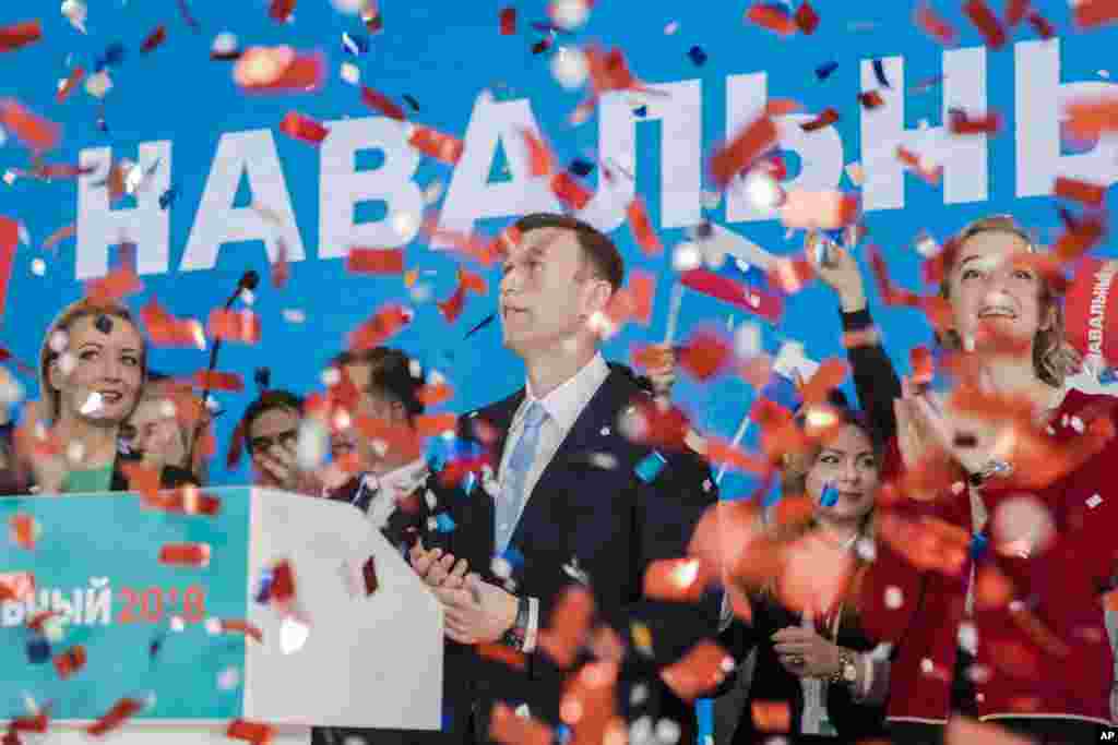 Алексей Навальный, а также его сторонники празднуют выдвижение его кандидатуры на президентских выборах в Москве 24 декабря 2017 года. Навальный провел годовую массовую кампанию и организовал волны митингов, чтобы заставить Кремль позволить ему баллотироваться.