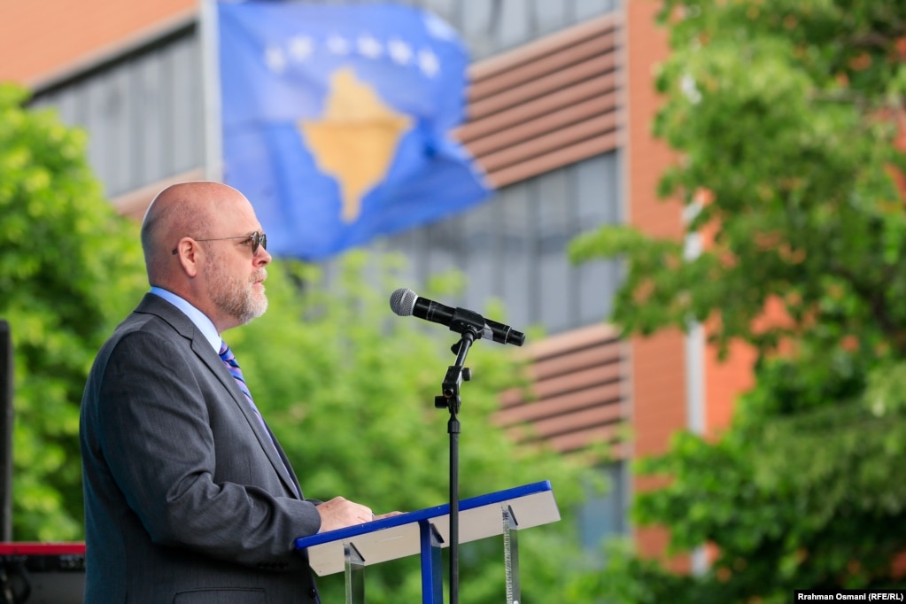 Ambasadori amerikan në Kosovë, Jeff Hovenier,&nbsp;gjatë fjalës së tij në ceremoninë e hapjes së&nbsp; &quot;Defender Europe 2023&quot;, tha se&nbsp;stërvitjet kanë për qëllim edhe shfaqjen e përkushtimit të aleatëve dhe &quot;partnerëve evropian për të përmirësuar shkallën, kapacitetet dhe ndërveprueshmërinë e ushtrive të tyre&rdquo;.