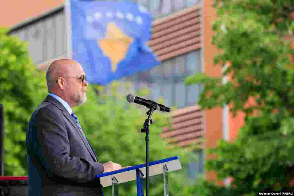 Američki ambasador na Kosovu, Jeff Hovenier, tokom svog govora na ceremoniji otvaranja &quot;Defender Europe 2023&quot;, rekao je da vježbe takođe imaju za cilj da pokažu posvećenost saveznika i evropskih partnera unapređenju obima, kapaciteta i interoperabilnosti vojski.