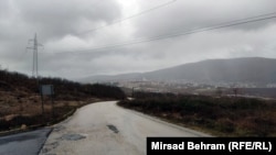 Cesta u selu Batin je u nekim dijelovima u lošem stanju, mart 2024.