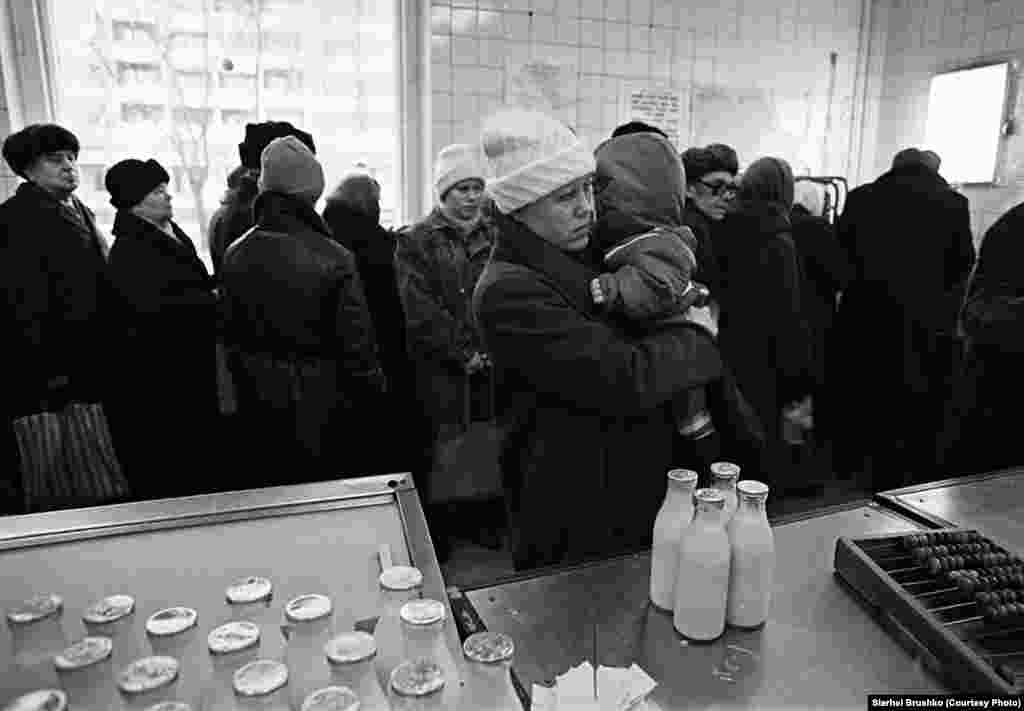 Чарга ў малочную краму, Менск, Беларусь, 1991 год