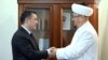 Президент Садыр Жапаров жана мусулмандар дин башкармалыгынын муфтийи Абдулазиз Закиров. 
