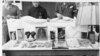 Американски военни патолози показват намереното в една от лабораториите в лагера Бухенвалд – простреляно човешко сърце във формалин, парчета татутирана човешка кожа, абажур за лампа, направен от човешка кожа, 16 април 1945 г.