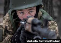 Український доброволець на тренуваннях зі стрільби під Києвом перед вступом до армії. Січень 2024 року