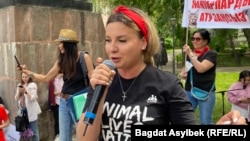 Организатор митинга против жестокого обращения с животными Ольга Коваленко обращается с трибуны. 14 мая 2023 года