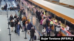 Udhëtarët në Aeroportin Ndërkombëtar të Prishtinës "Adem Jashari" më 1 janar, në ditën kur hyri në fuqi vendimi për liberalizimin e vizave për qytetarët e Kosovës. 