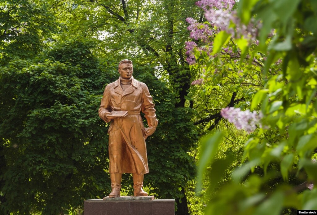 Një statujë e pilotit&nbsp; sovjetik Valery Chkalov, në Kiev, në një foto pa datë. Monumenti u hoq në shkurt të vitit 2023. &nbsp;