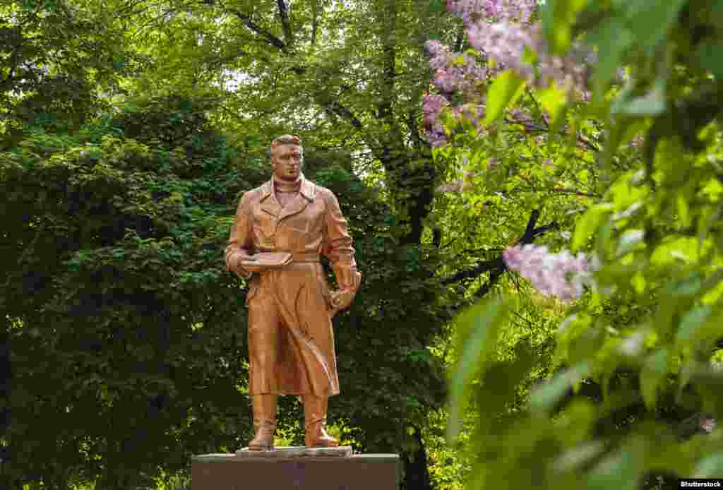 Статуя на съветския тестови пилот Валери Чкалов в Киев. Паметникът беше премахнат през февруари 2023 г.
