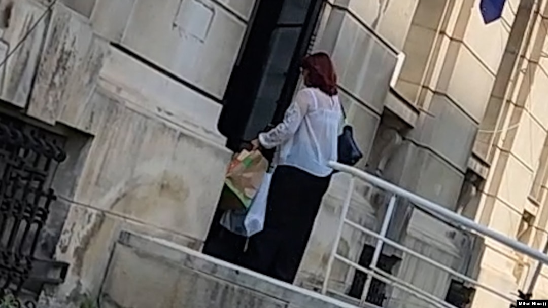 Ministerul Sănătății. Directorul economic Oana Anica intră în minister, potrivit surselor din spital și al filmărilor reporterului Europa Liberă, cu câteva plase cu cârnați de Pleșcoi, aduși de la Spitalul de Psihiatrie Săpoca. 