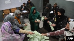 Izborni zvaničnici prebrojavaju glasačke listiće nakon zatvaranja birališta na biračkom mjestu u Lahoreu, Pakistan, 8. februara 2024.