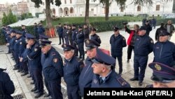 Pjesëtarë të Policisë së Shqipërisë para ndërtesës së Kuvendit më 5 shkurt 2024. 