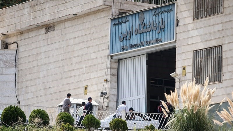 ۳۷ زن زندانی در اوین در پی اعتراض به حکم اعدام پخشان عزیزی «ممنوع‌الملاقات شدند»