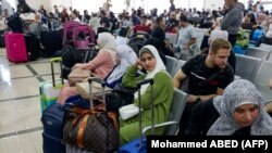 Stranci i vlasnici dvojnih državljanstava čekaju da pređu granični prelaz Rafah između Pojasa Gaze i Egipta, 7. novembar 2023.