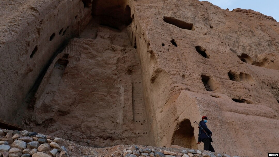 Un soldat păzește ruinele unei statui vechi de 1500 de ani a lui Buddha, distrusă în 2001 de regimul talibanilor, la Bamian, Afghanistan. 