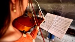 Sirijka u izbjegličkom kampu podučava djecu glazbi