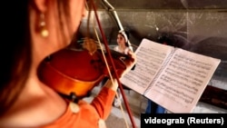 Printre artiștii condamnați se numără și instrumentiști