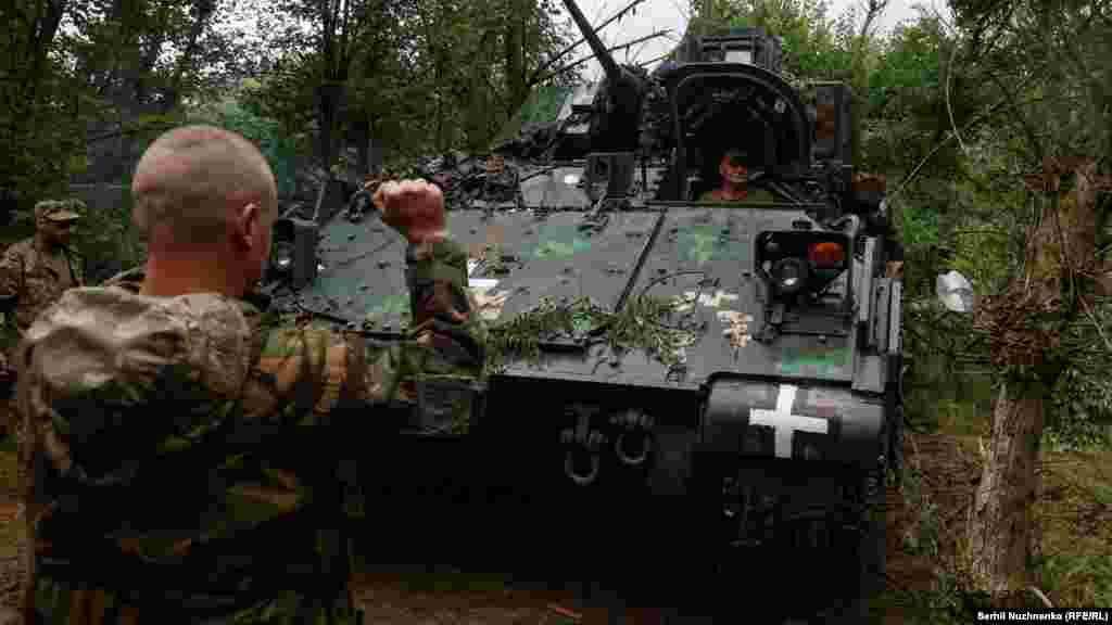 A Ukrainian soldier guides the M2 Bradley into place.&nbsp; &nbsp;