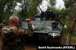 Украинский солдат и американская боевая машина пехоты M2 "Брэдли" на фронте в Запорожской области Украины, 26 июня 2023 года