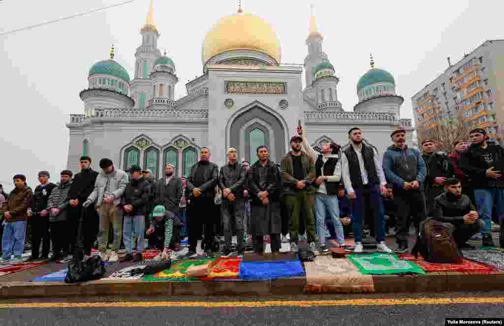 Мусульмане собираются у Соборной мечети в Москве, Россия, чтобы отметить Ид аль-Фитр.