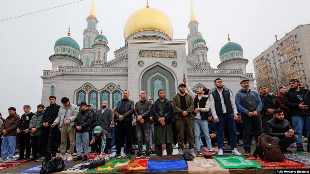 Москванинг марказий жомеъ масжидида Рамазон Ҳайити намози. 10 апрель, 2024 йил. 