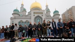 Мусульмане совершают праздничный намаз в центральной мечети Москвы, 10 апреля 2024 года.