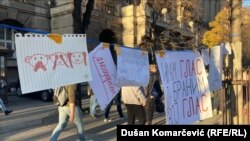 Белград, Србија - пораки кои студентите ги напишаа за време на протестите. 