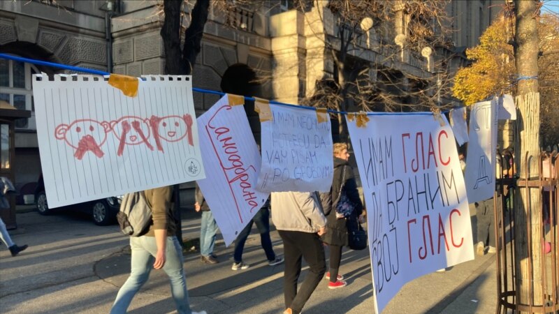 Активисти и професори посетија студент во домашен притвор во Белград