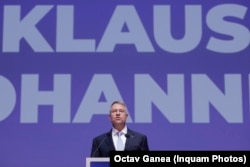 Румунський лідер Клаус Йоганніс виступає на конгресі Європейської народної партії в Бухаресті. Березень 2024 року. Він заявив, що зацікавлений у посаді генсекретаря НАТО, яка стає вакантною цього року